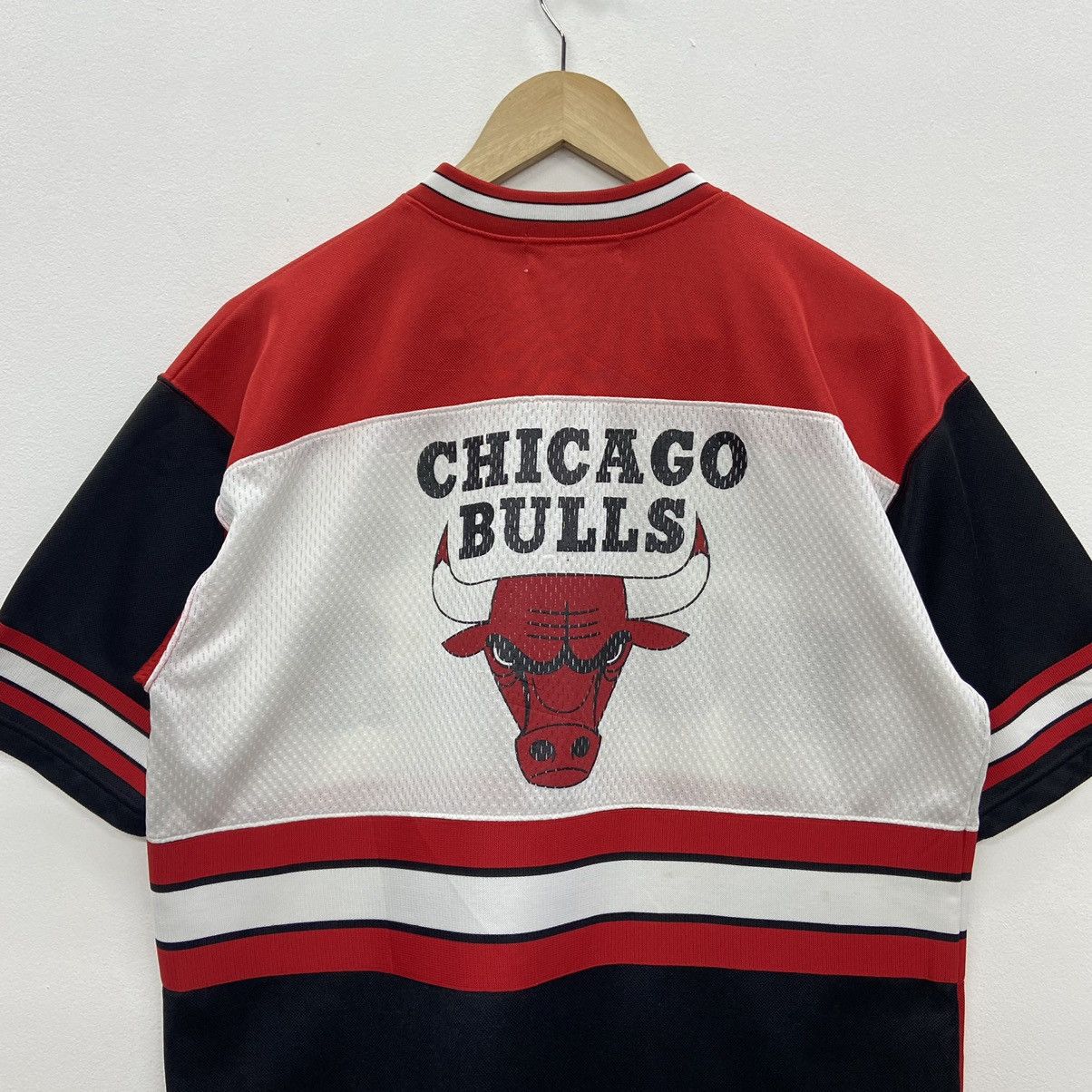NBA Rare!! CHICAGO BULLS big logo jersey Size US L / EU 52-54 / 3 - 2 Thumbnail