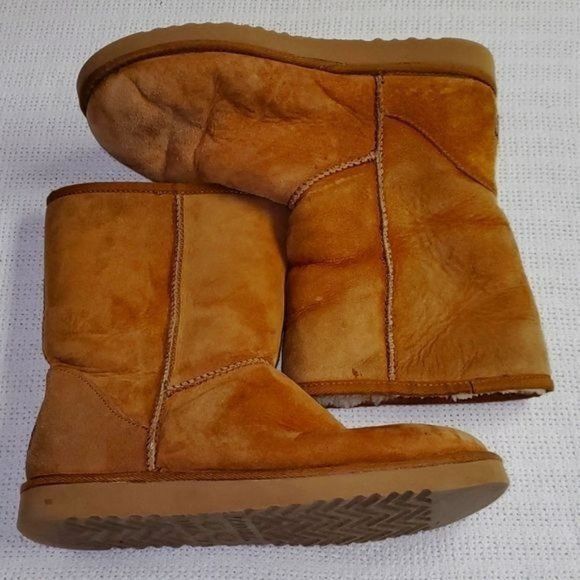 UGG Tan Leather Exterior with Sheepskin Lining Mid calf Pull