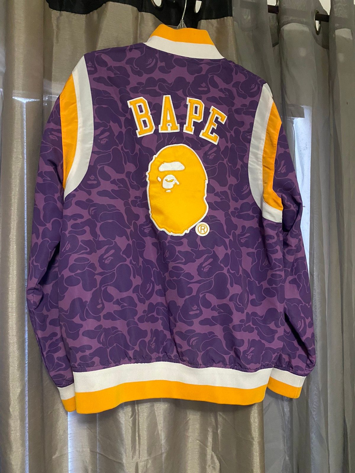 Campera Puffer BAPE x Mitchell & Ness Lakers Warm Up Jacket - 350 USD