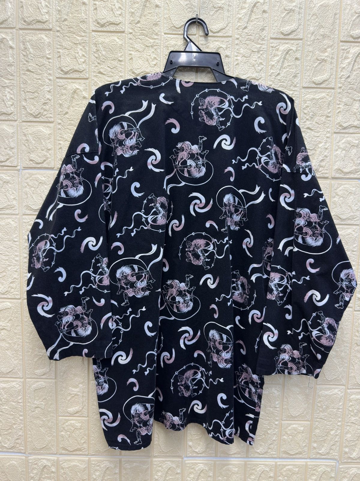 Japanese Brand RARE Karakuri Tamashi Full Print Kimono Button-GR96 Size US XL / EU 56 / 4 - 2 Thumbnail