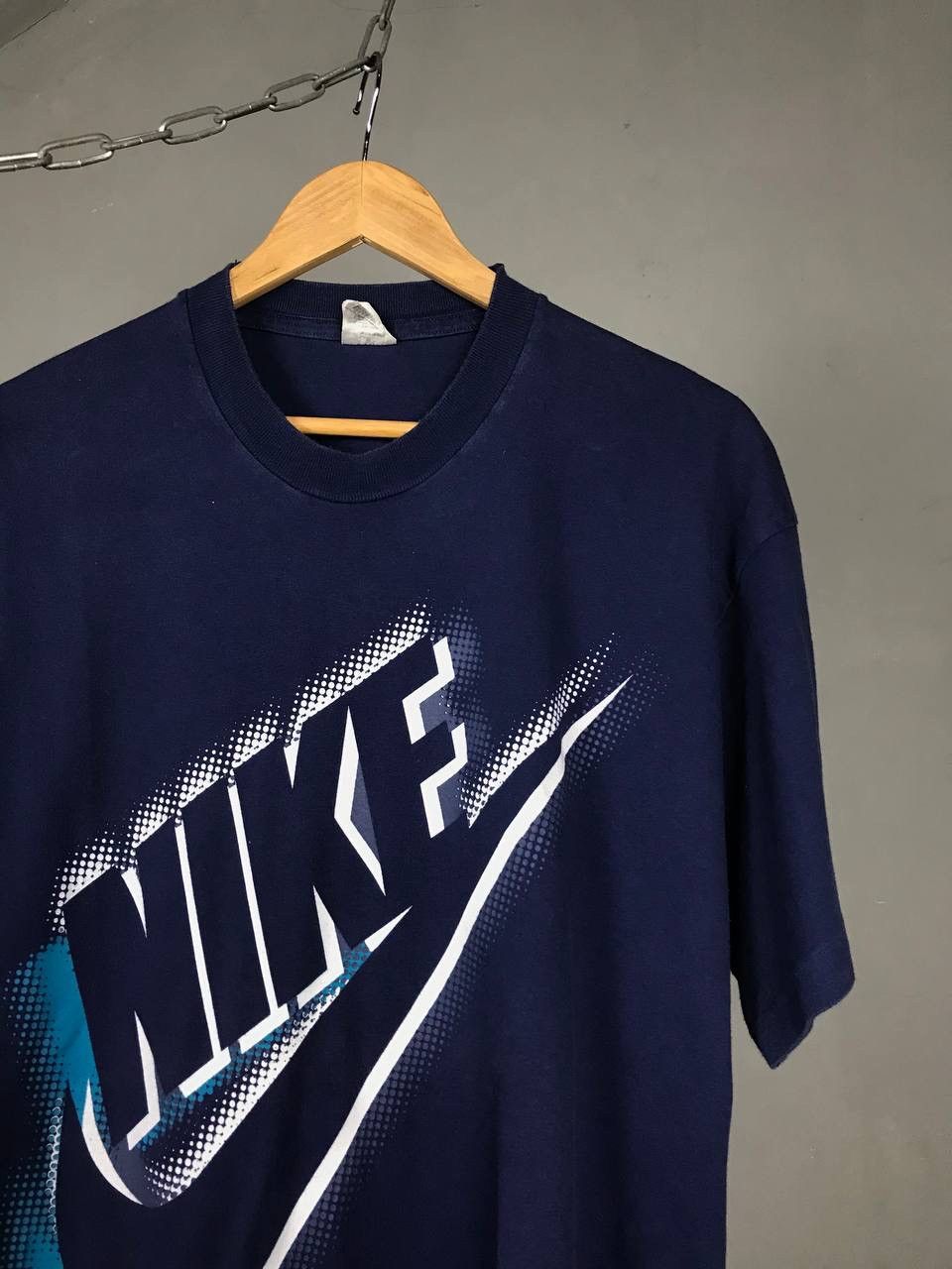 Nike Nike swoosh streetwear vintage center logo tee Size US L / EU 52-54 / 3 - 2 Thumbnail