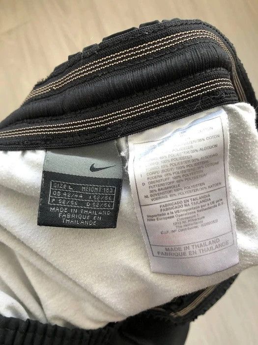 Vintage Vintage Nike Shorts Nylon Y2K Size US 36 / EU 52 - 4 Thumbnail