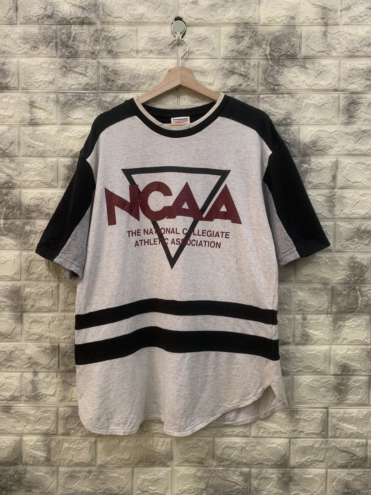 Descente × NCAA × Vintage Vintage NCAA big logo t-shirt Size US L / EU 52-54 / 3 - 2 Thumbnail