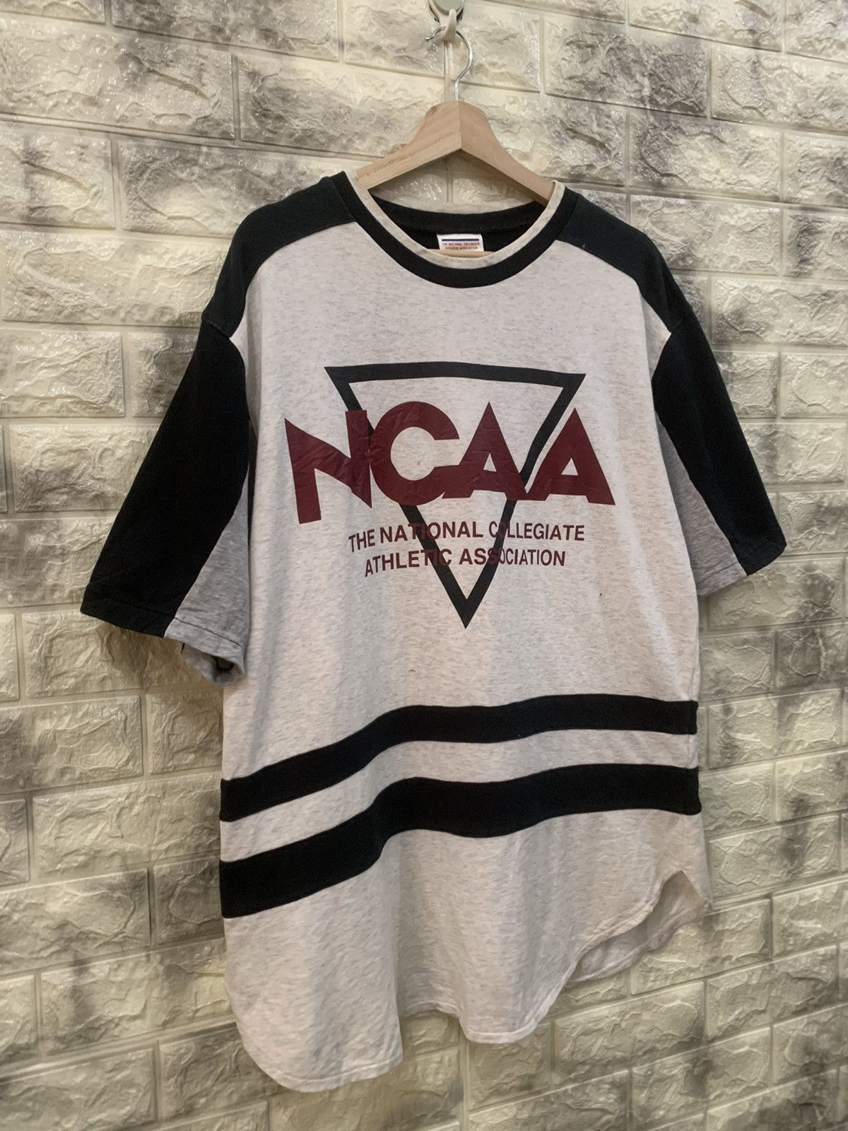Descente × NCAA × Vintage Vintage NCAA big logo t-shirt Size US L / EU 52-54 / 3 - 4 Thumbnail