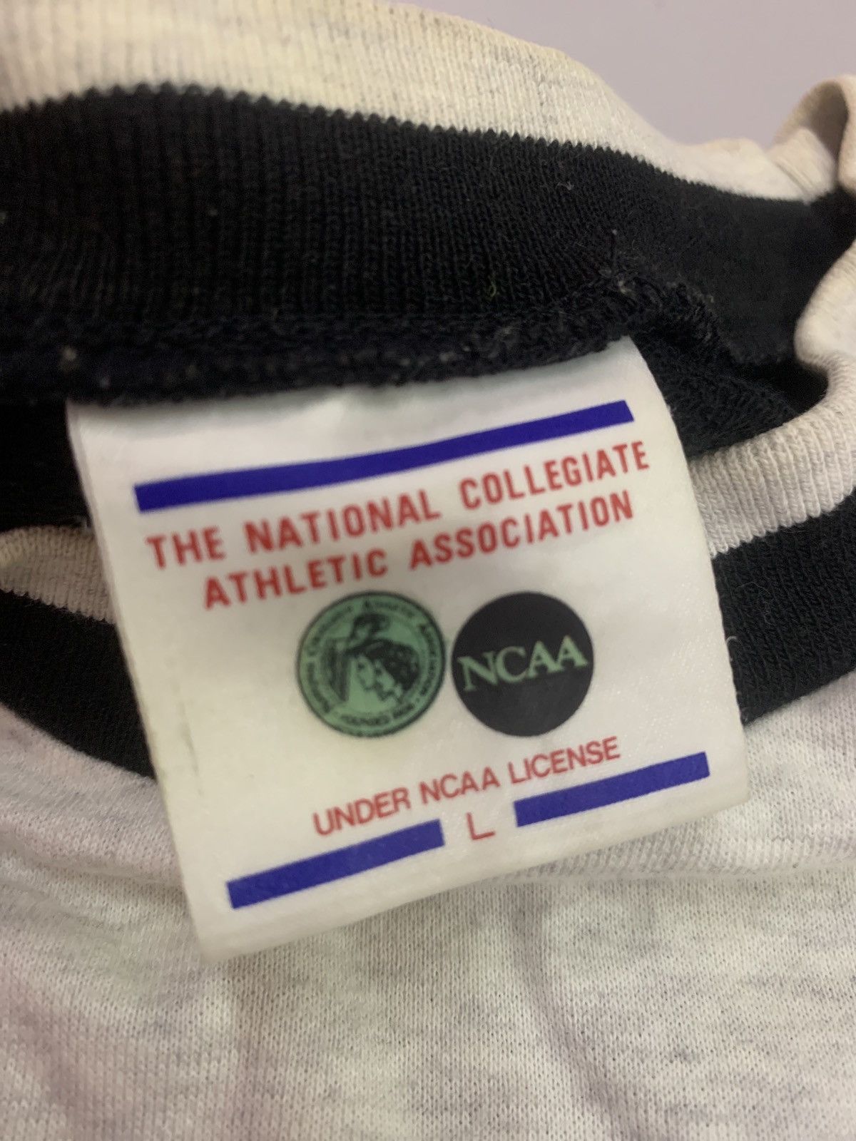Descente × NCAA × Vintage Vintage NCAA big logo t-shirt Size US L / EU 52-54 / 3 - 10 Thumbnail