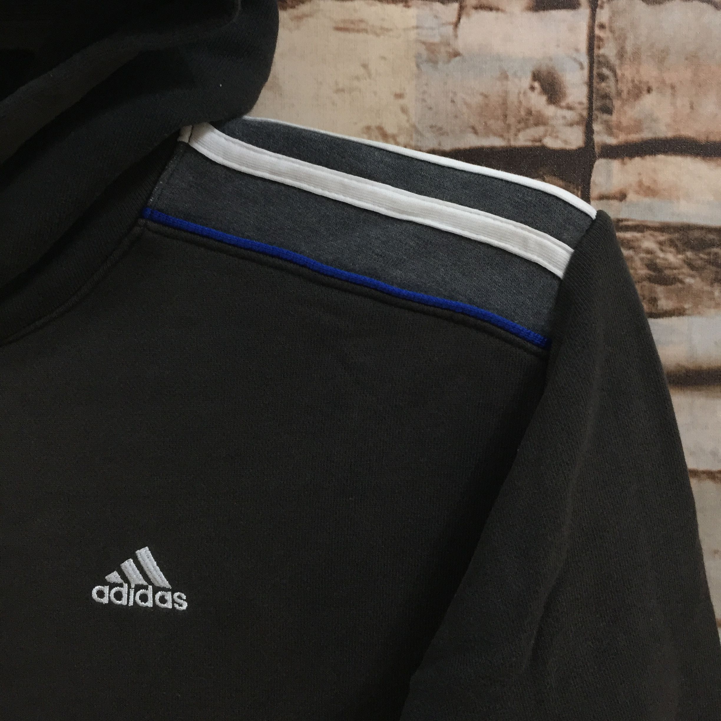 Adidas Vintage adidas hoodie logo embroidered size S fit M Size US M / EU 48-50 / 2 - 4 Thumbnail