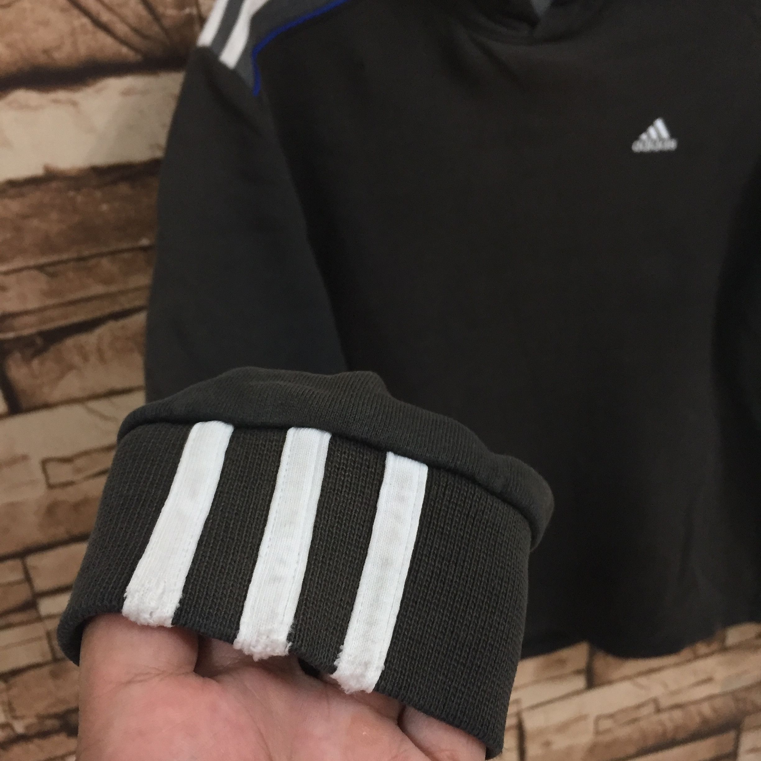 Adidas Vintage adidas hoodie logo embroidered size S fit M Size US M / EU 48-50 / 2 - 6 Thumbnail