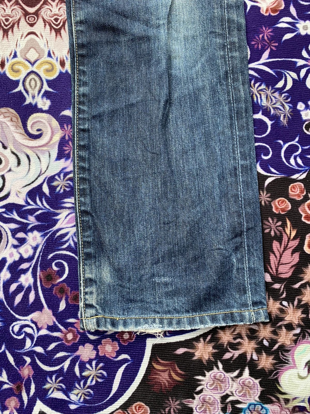 Uniqlo Japanese Uniqlo Nice Faded Distresed Denim Size US 34 / EU 50 - 2 Thumbnail