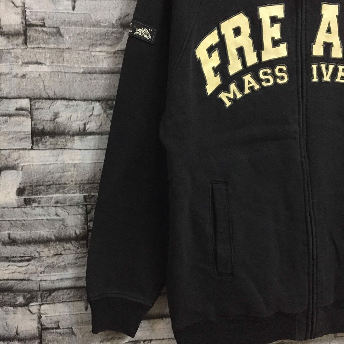 Japanese Brand Freaky Massive sweatshirt big logo.. Hip hop jacket size XL Size US XL / EU 56 / 4 - 6 Thumbnail