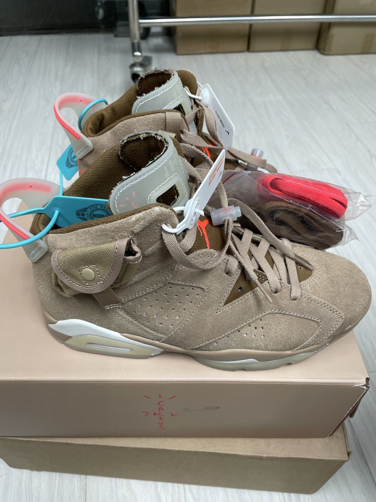 Jordan Brand × Travis Scott Air Jordan 6 Travis Scott British Khaki Size US 8.5 / EU 41-42 - 2 Thumbnail