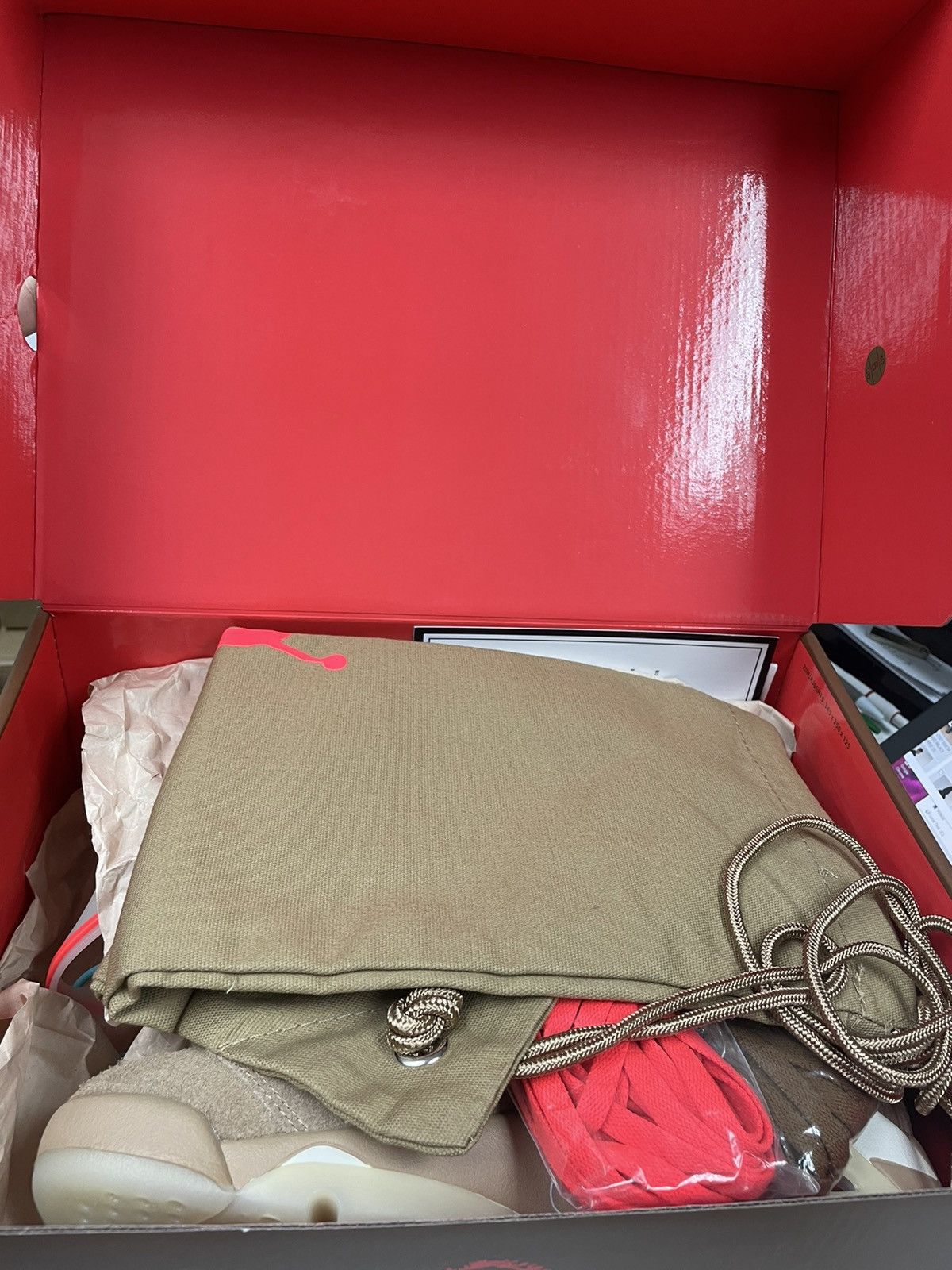Jordan Brand × Travis Scott Air Jordan 6 Travis Scott British Khaki Size US 8.5 / EU 41-42 - 9 Thumbnail
