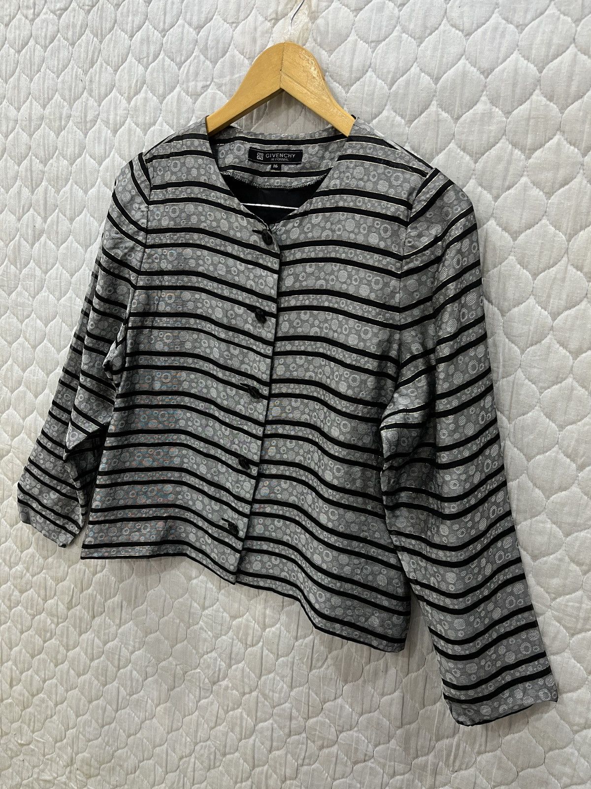 Givenchy (Www). GIVENCHY HI FORMAL SILK BUTTON UP Size M / US 6-8 / IT 42-44 - 2 Thumbnail