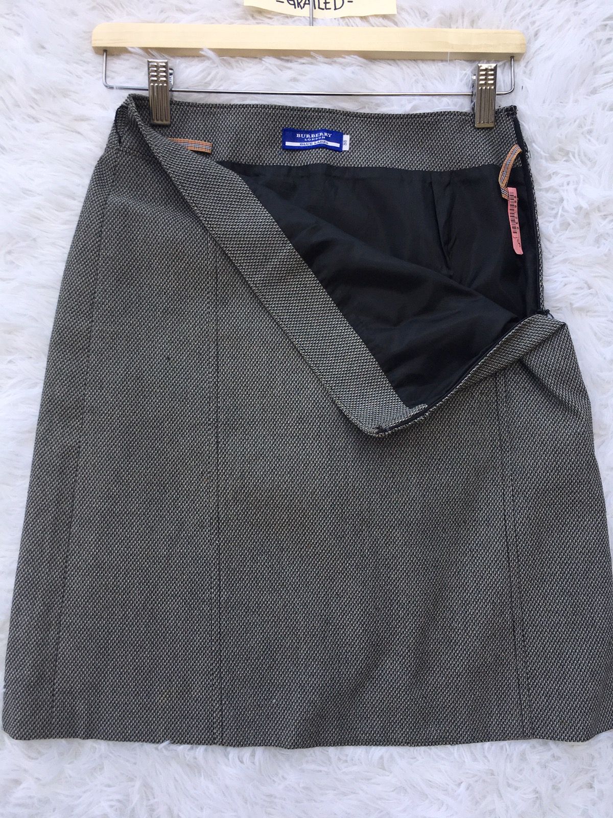 Vintage Rare Vintage 90s Burberry Grey Midi Skirt Size 28" / US 6 / IT 42 - 1 Preview