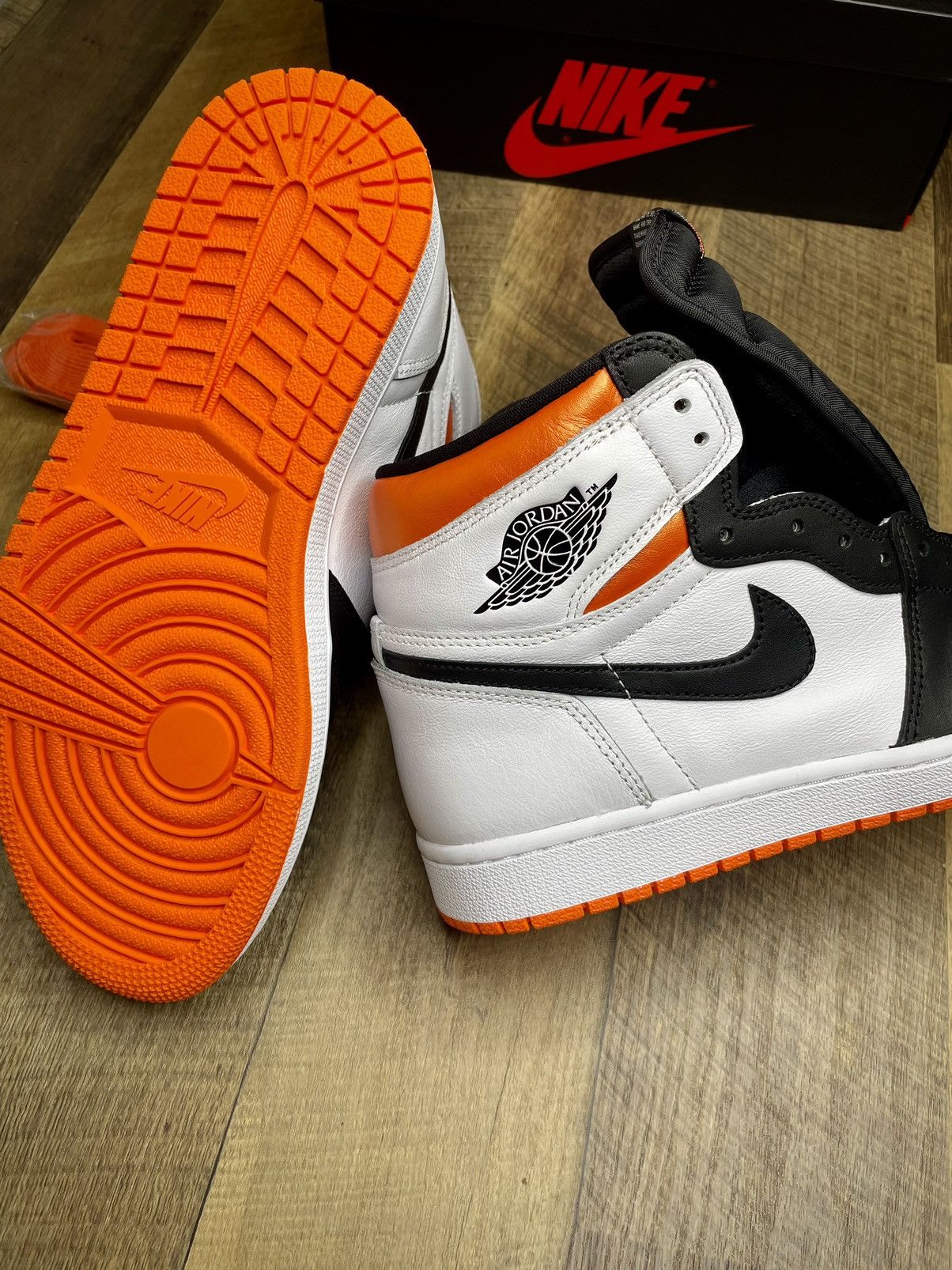 Jordan Brand Air Jordan 1 retro high Electro Orange Size US 9.5 / EU 42-43 - 2 Thumbnail