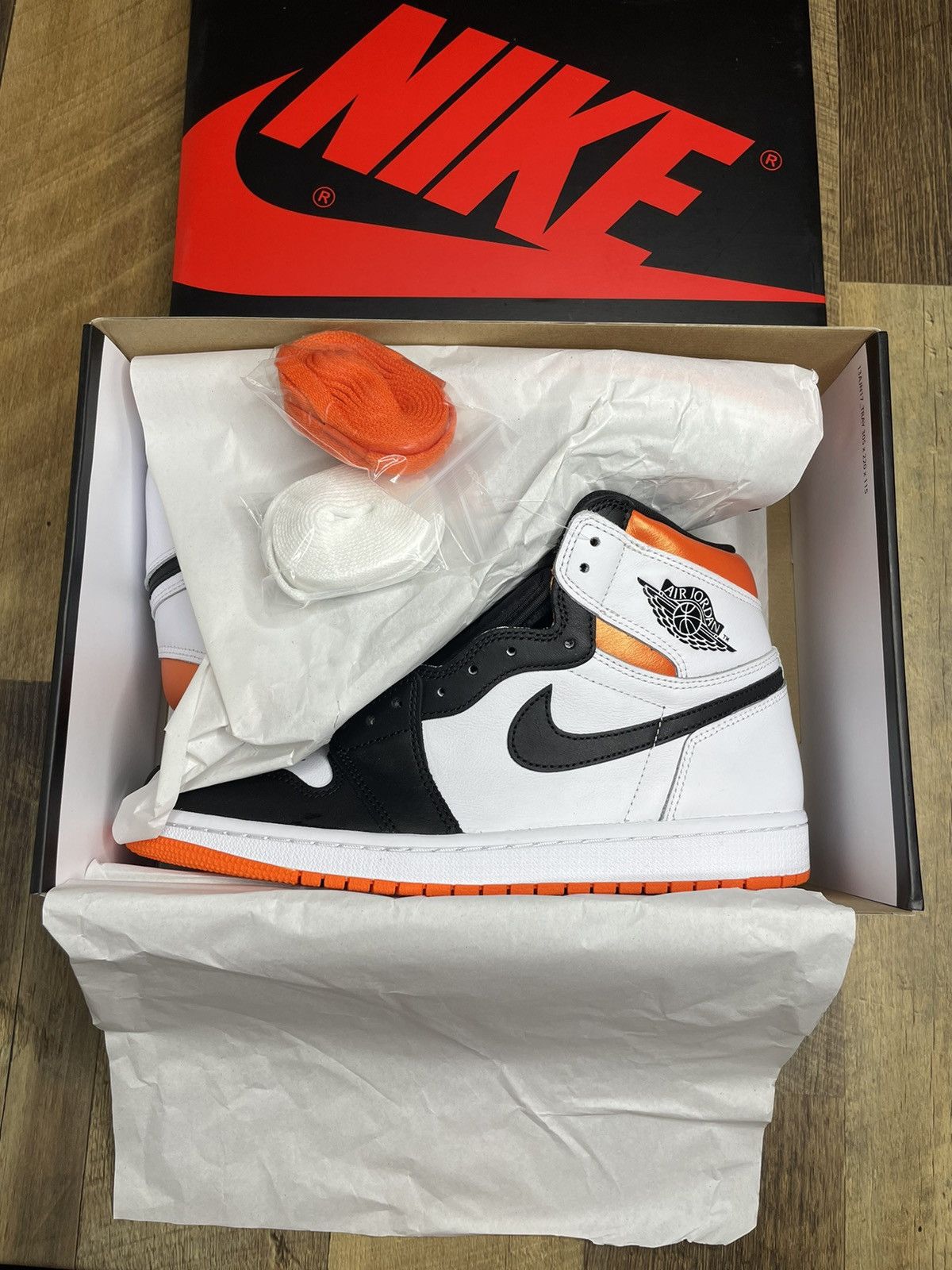 Jordan Brand Air Jordan 1 retro high Electro Orange Size US 9.5 / EU 42-43 - 1 Thumbnail