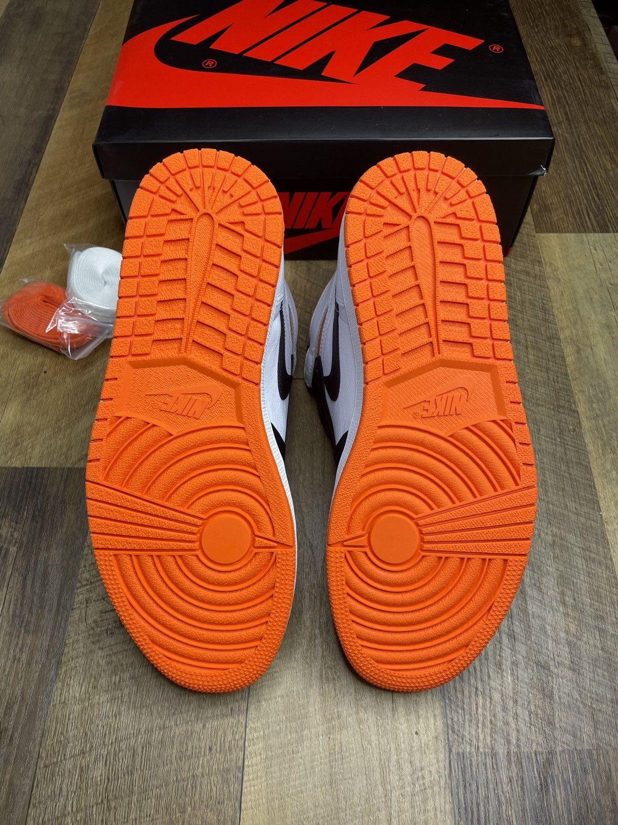 Jordan Brand Air Jordan 1 retro high Electro Orange Size US 9.5 / EU 42-43 - 3 Thumbnail