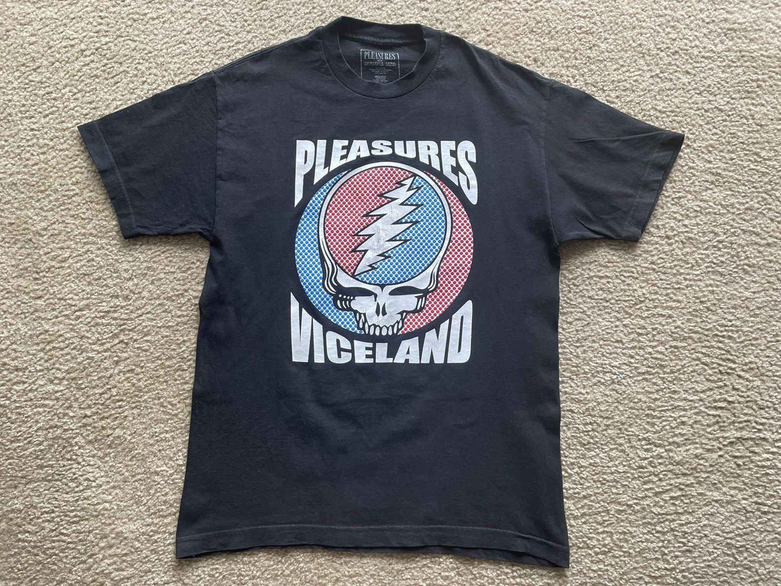 【PLEASURES】プレジャーズ Pleasures Dead Tee PLEASURES × THE GRATEFUL DEAD(プレジャーズ)商品ページ