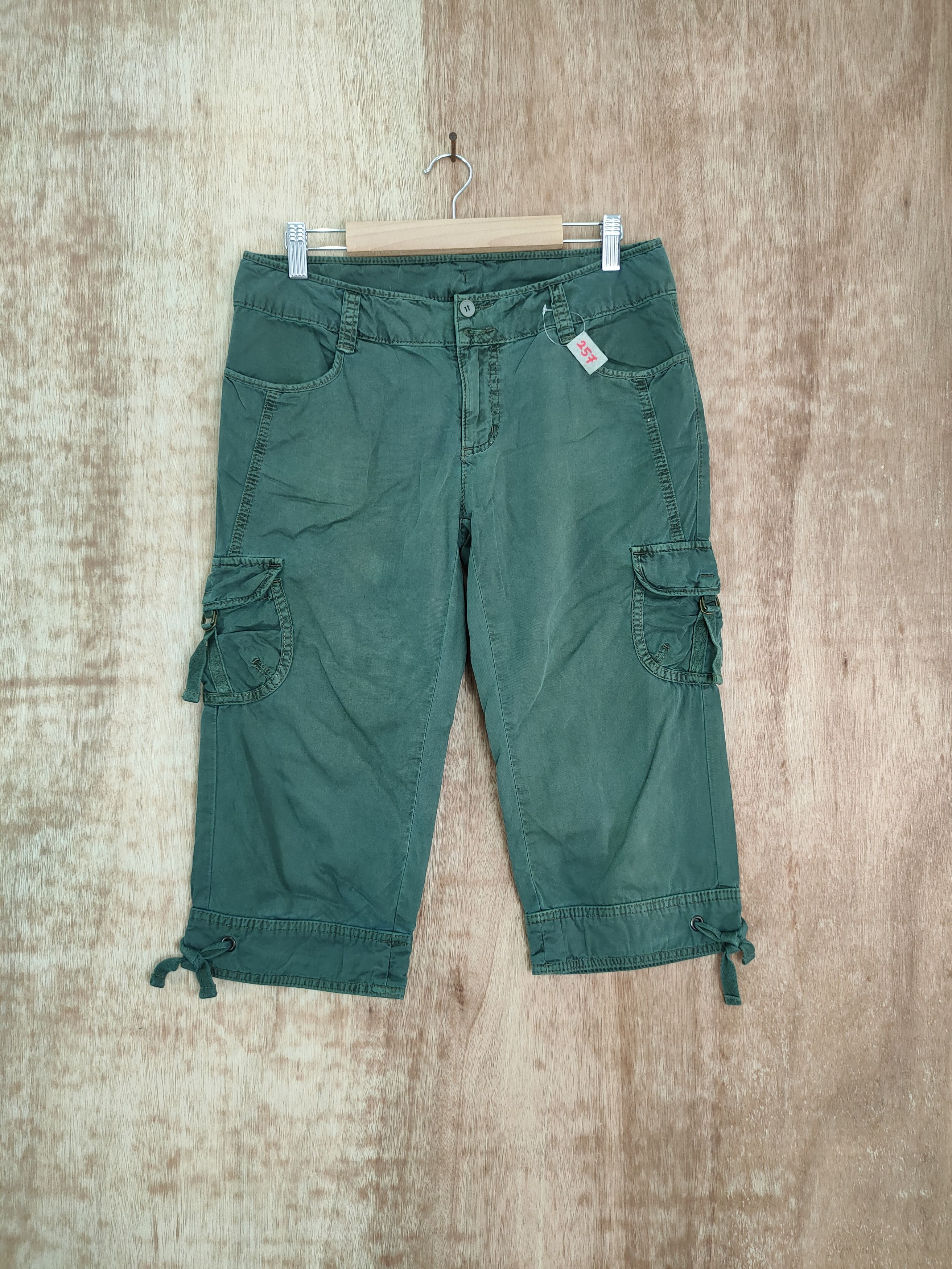 image of Uniqlo 3/4 Short Cargo Pants in Green, Men's (Size 26)