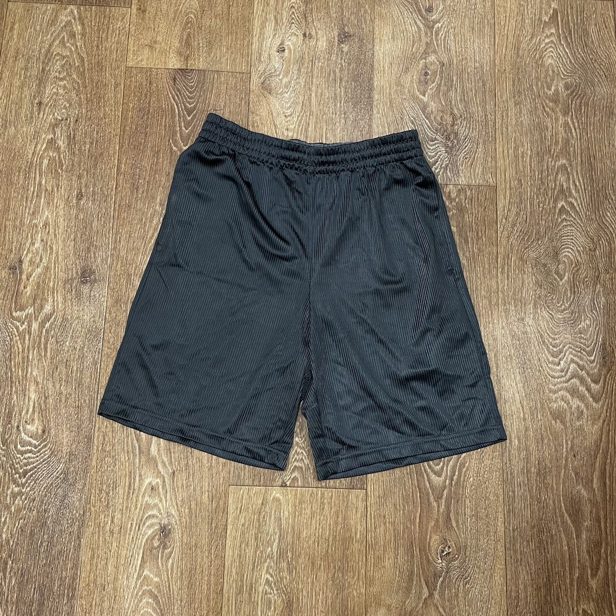 Vintage Vintage Y2K Baggy Shorts Streetwear Skate Black Faded 30 Size US 30 / EU 46 - 1 Thumbnail