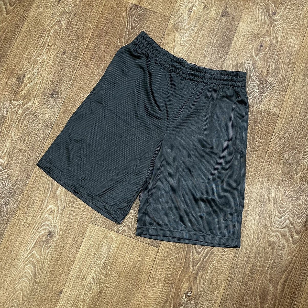 Vintage Vintage Y2K Baggy Shorts Streetwear Skate Black Faded 30 Size US 30 / EU 46 - 2 Thumbnail