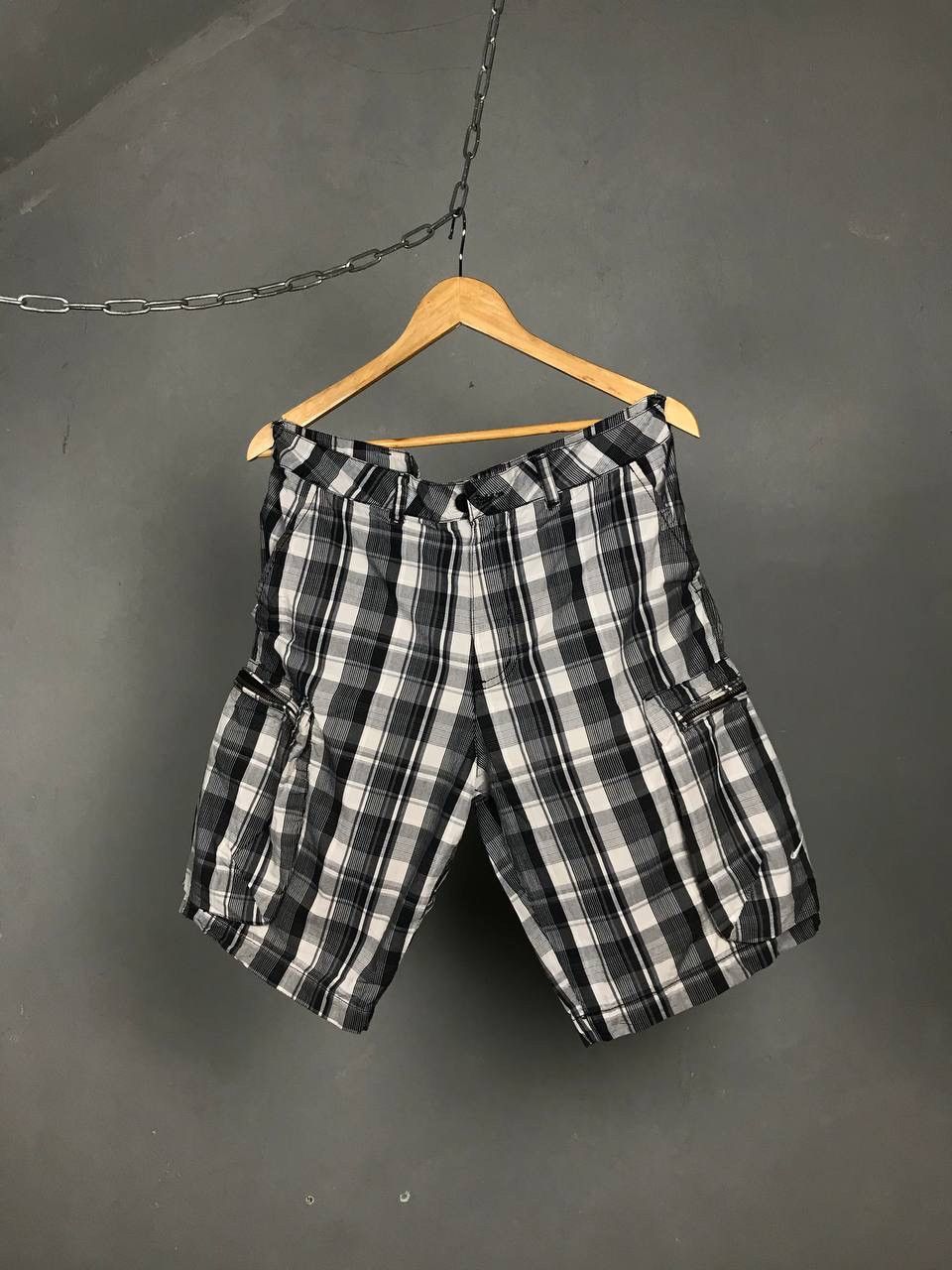 Nike Nike swoosh streetwear vintage cargo shorts Size US 32 / EU 48 - 1 Thumbnail