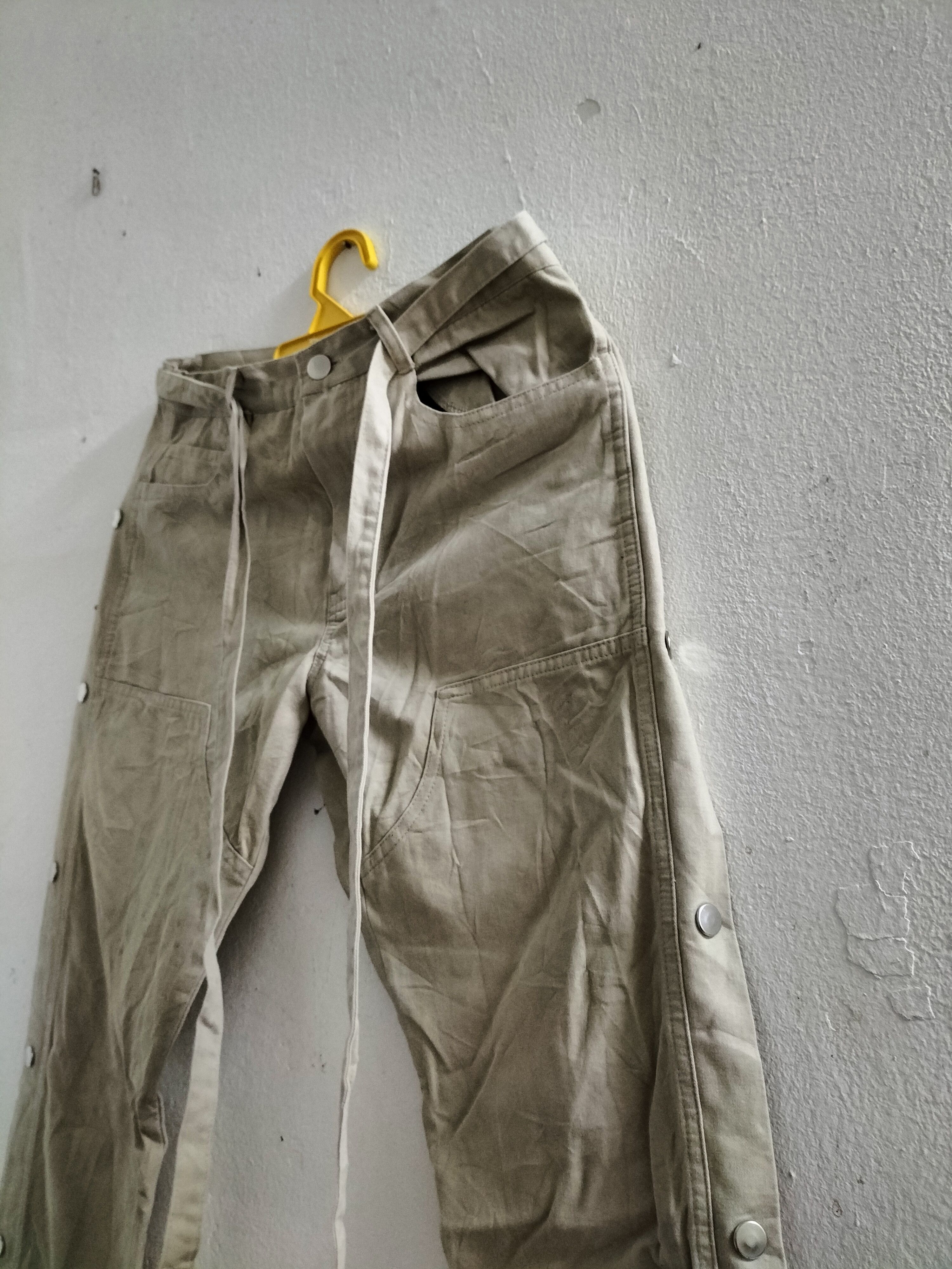Side button pant