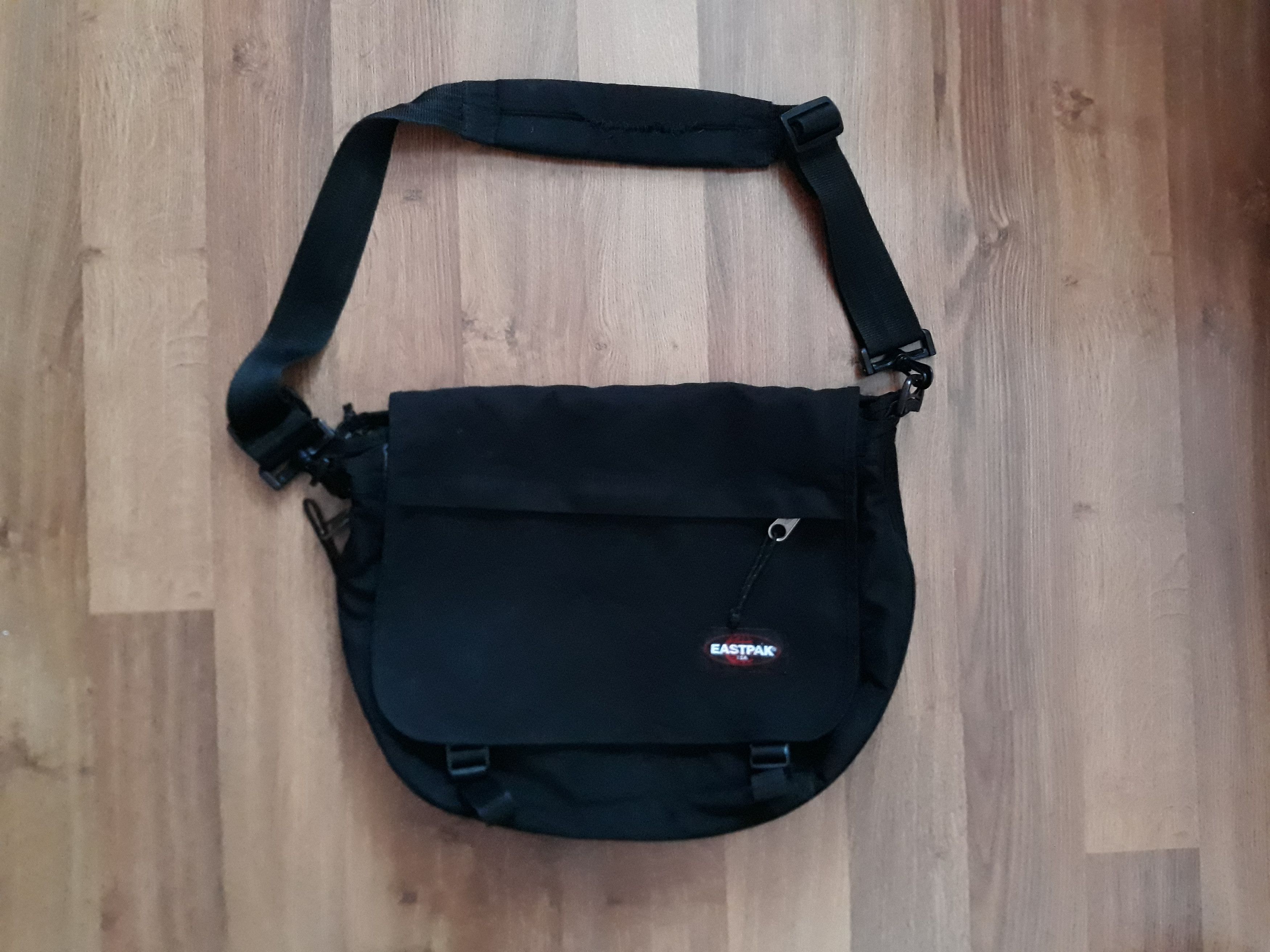 Pre-owned Eastpak Messenger Bag In Black