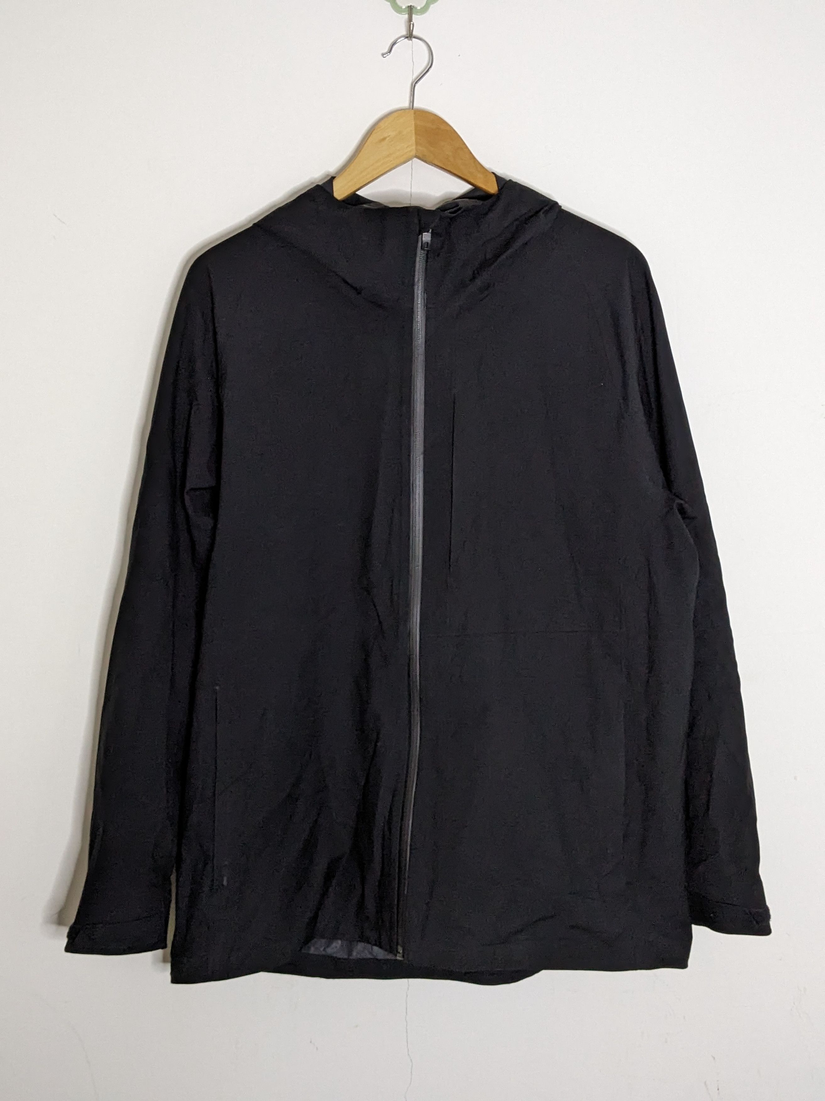 Uniqlo Uniqlo Black Water-Resistant Light Mens Jacket XL Size | Grailed