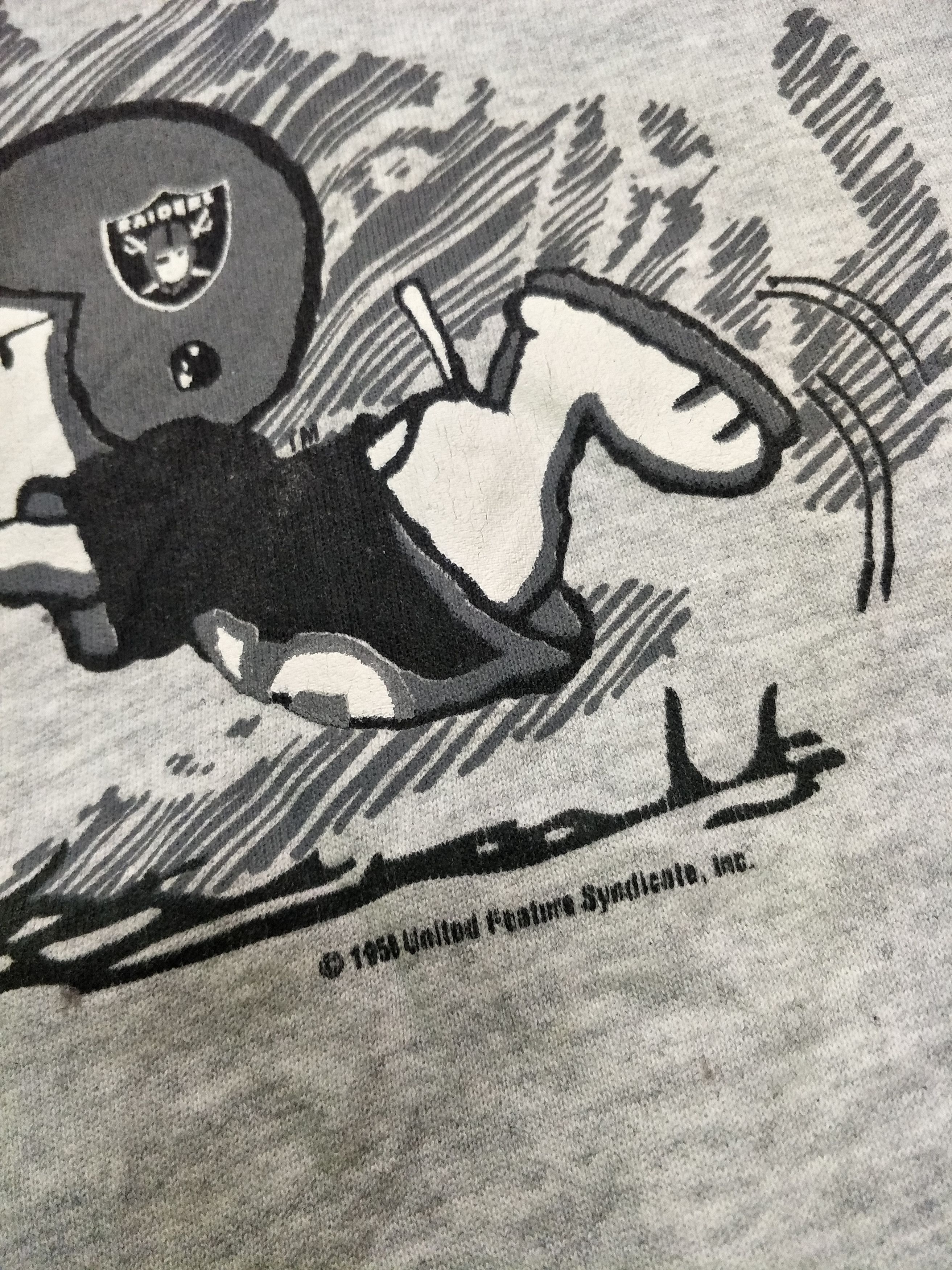 NFL 80s Raiders Team NFL Snoopy Sweatshirt Made In USA Size US M / EU 48-50 / 2 - 5 Thumbnail