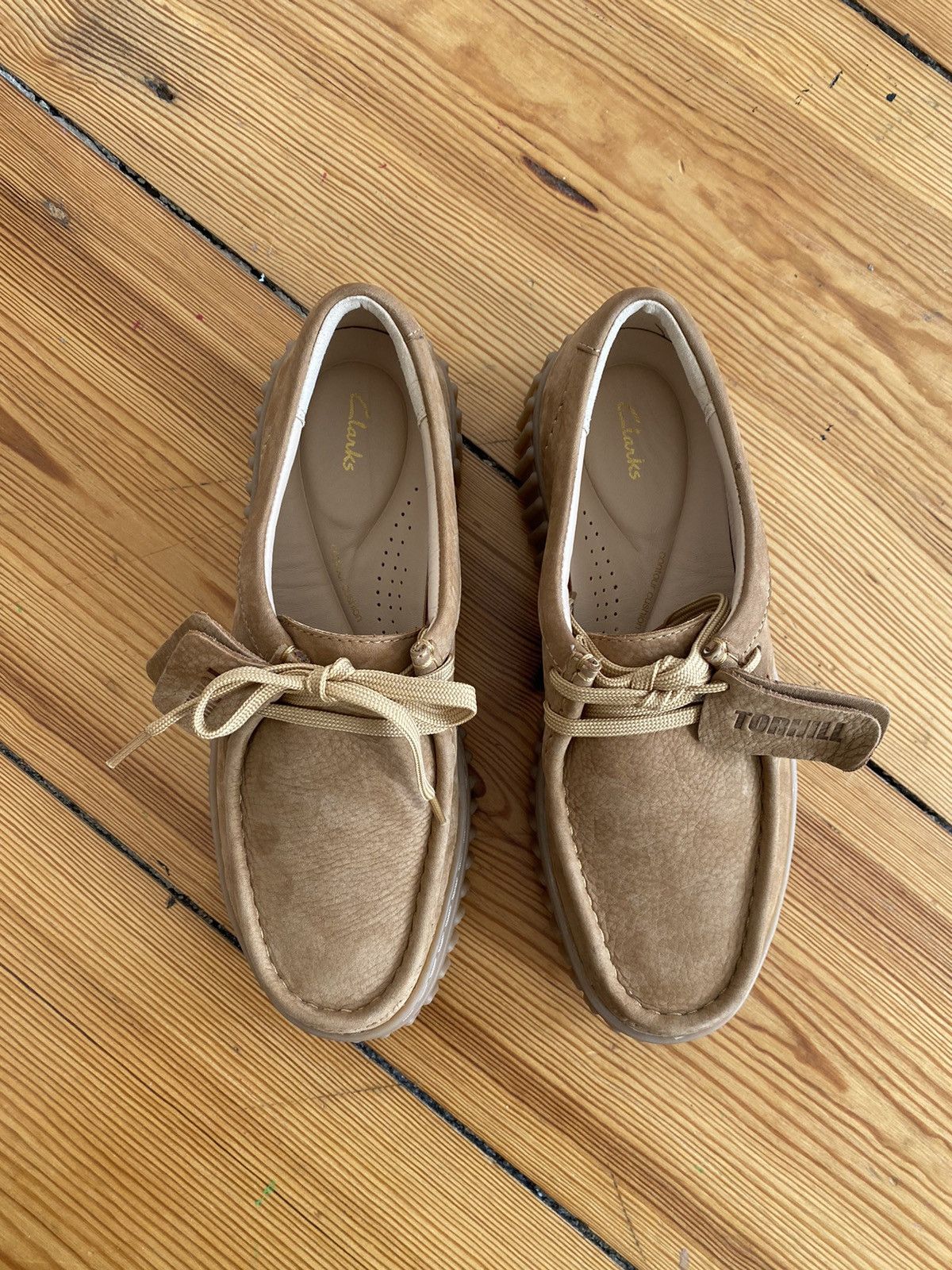 Clarks TorhillBee 厚底　モカシン　ベージュ WOMENS Torhill Bee Light Tan Nubuck Moccasins | Clarks US