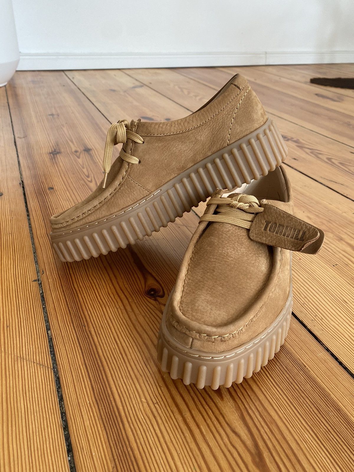 Clarks TorhillBee 厚底　モカシン　ベージュ Womens Torhill Bee Ecru Suede Wallabee | Clarks