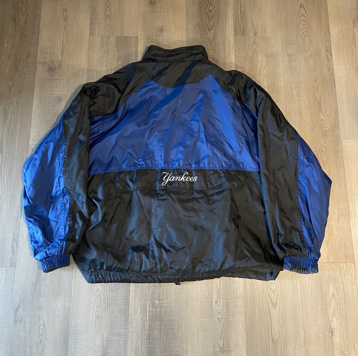 YankeesRetroArchedWindbreaker.jpg?v=1688323664