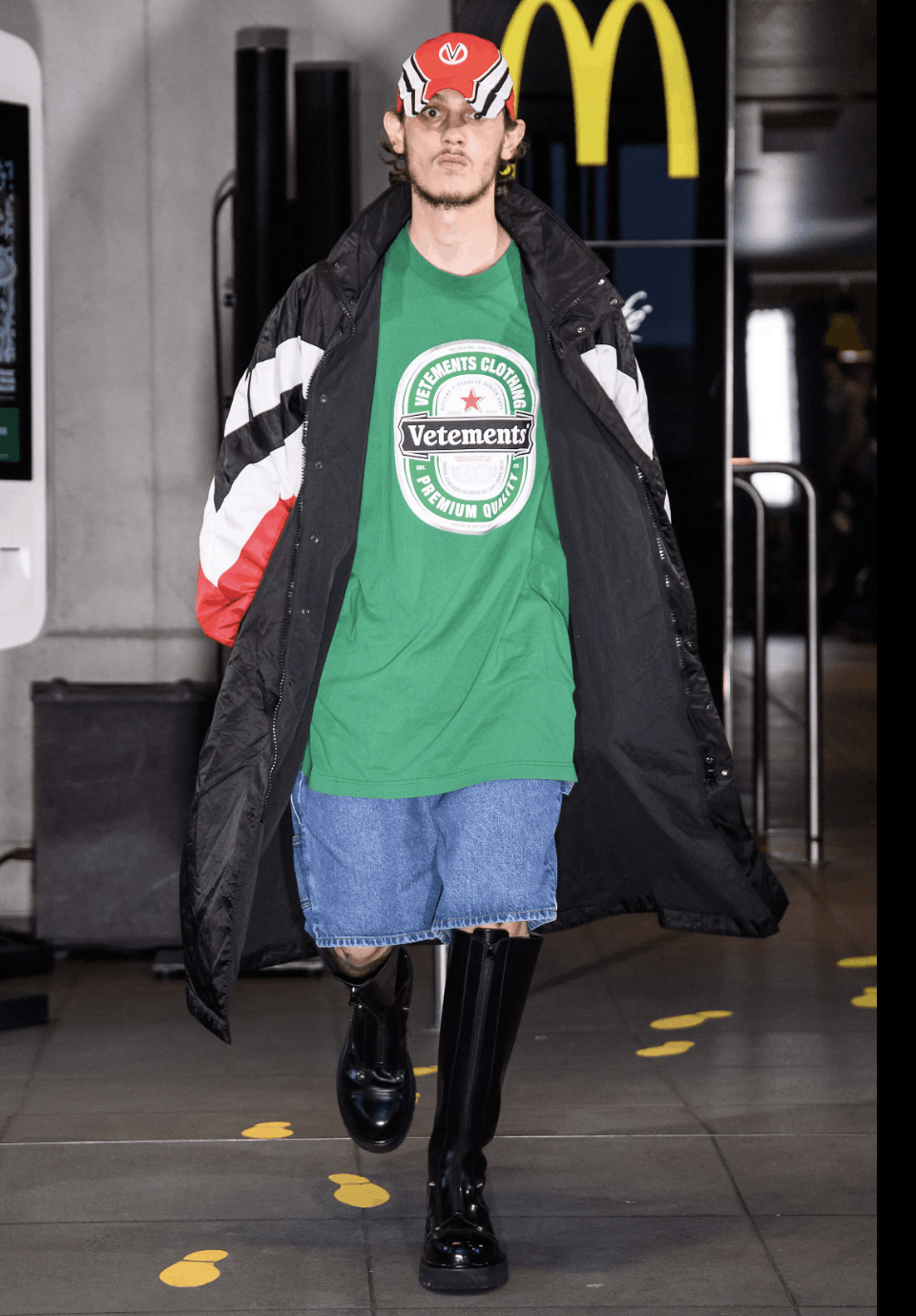 Vetements SS20 Beer Badge Oversized Tee Size US L / EU 52-54 / 3 - 7 Thumbnail