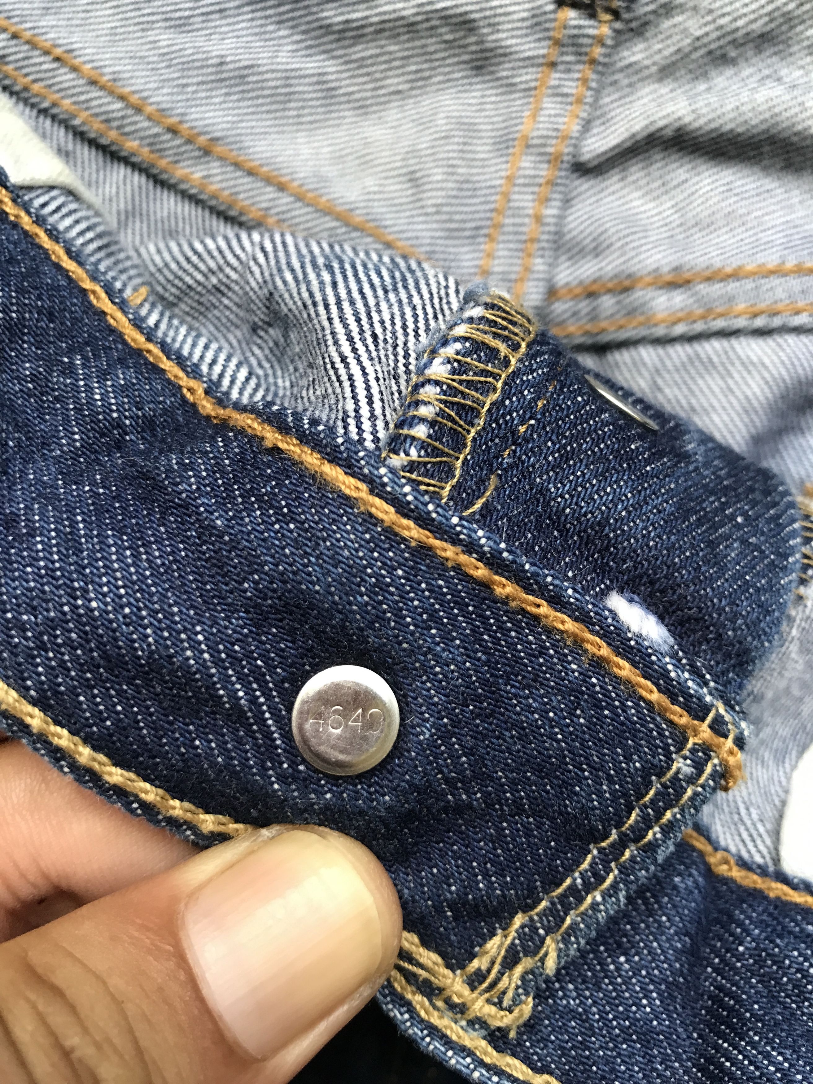 Levi's VLEV56 - Levis 501 Dark Blue Jeans Size US 35 - 6 Thumbnail