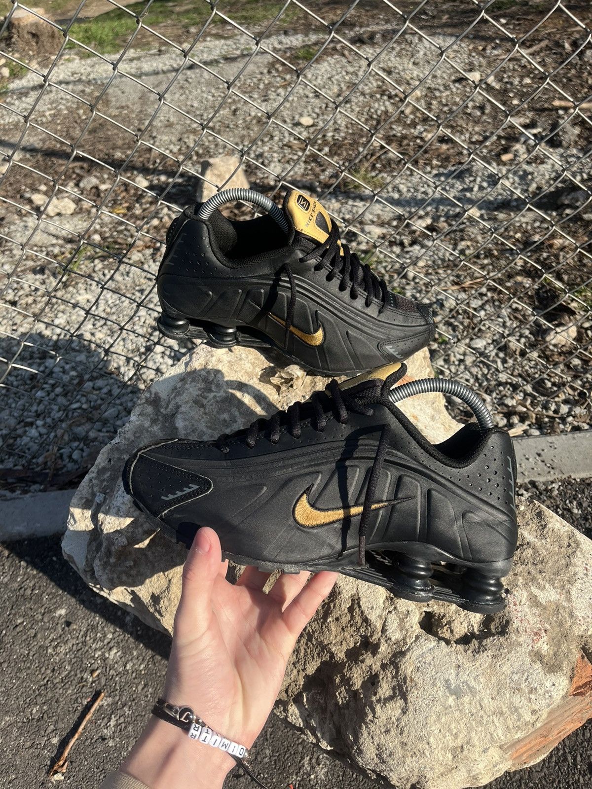 Nike shox clearance r4 black gold