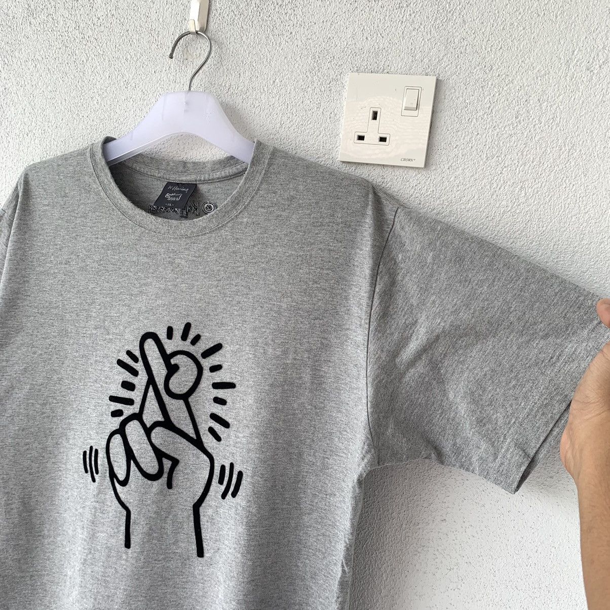 Keith Haring KEITH HARING X UNIQLO t shirt spell out hand symbol design.. Size US XL / EU 56 / 4 - 4 Thumbnail
