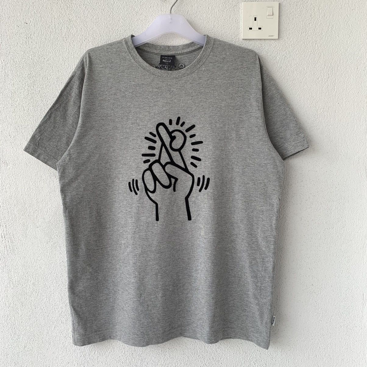 Keith Haring KEITH HARING X UNIQLO t shirt spell out hand symbol design.. Size US XL / EU 56 / 4 - 1 Thumbnail