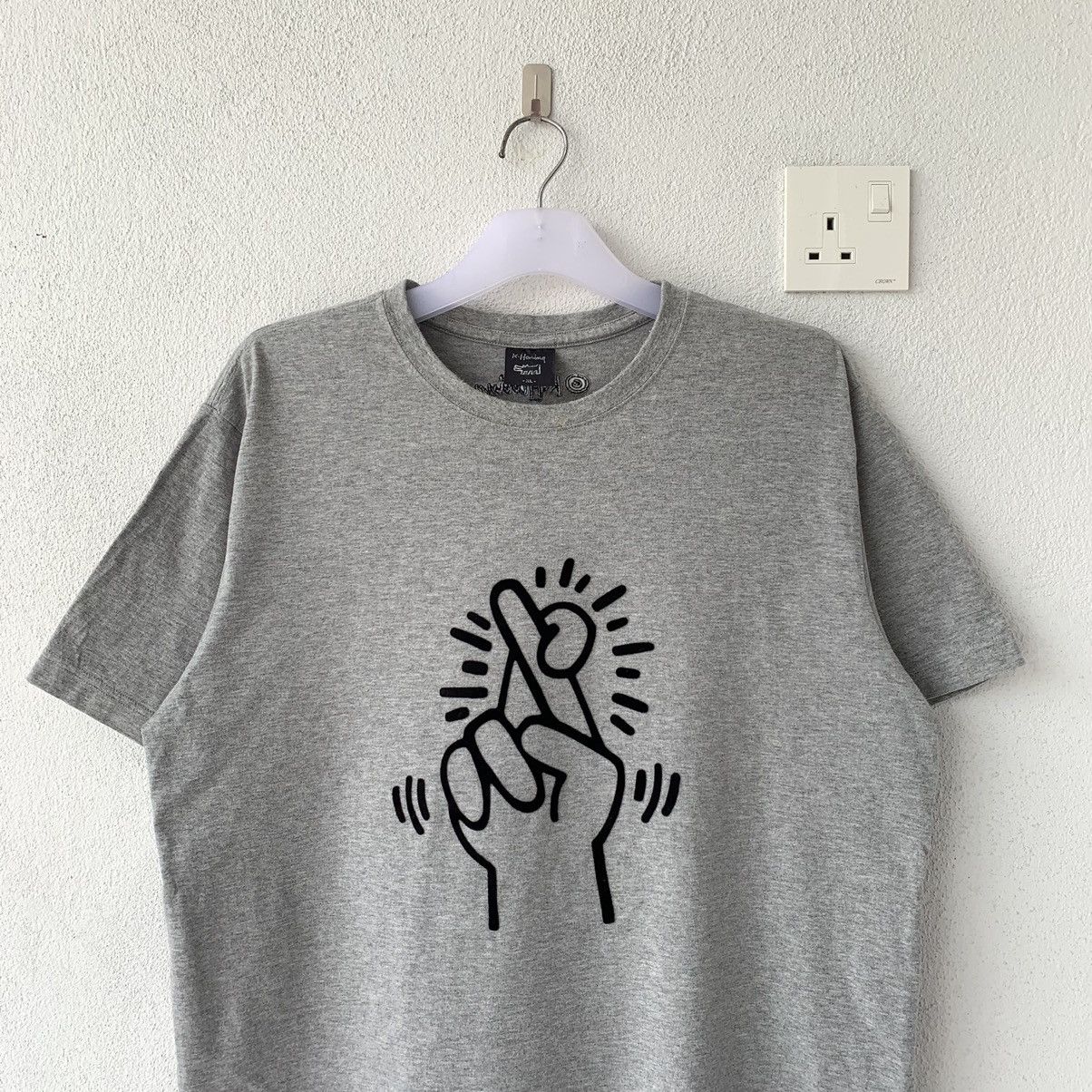 Keith Haring KEITH HARING X UNIQLO t shirt spell out hand symbol design.. Size US XL / EU 56 / 4 - 2 Thumbnail