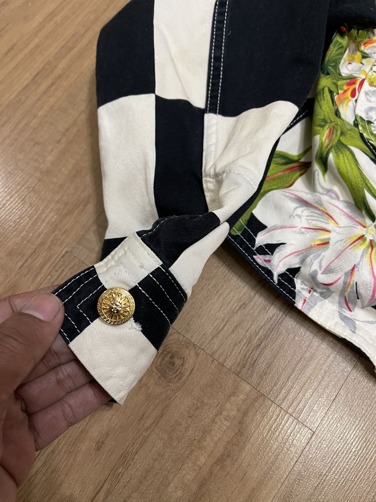 Vintage Vintage Versace Floral Denim Jacket Size XS / US 0-2 / IT 36-38 - 4 Thumbnail