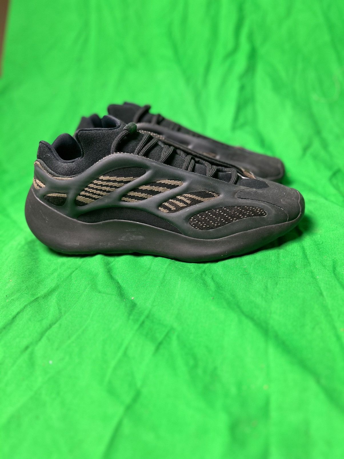 Adidas Yeezy 700 V3 'Dark Glow Size US 12 / EU 45 - 2 Preview