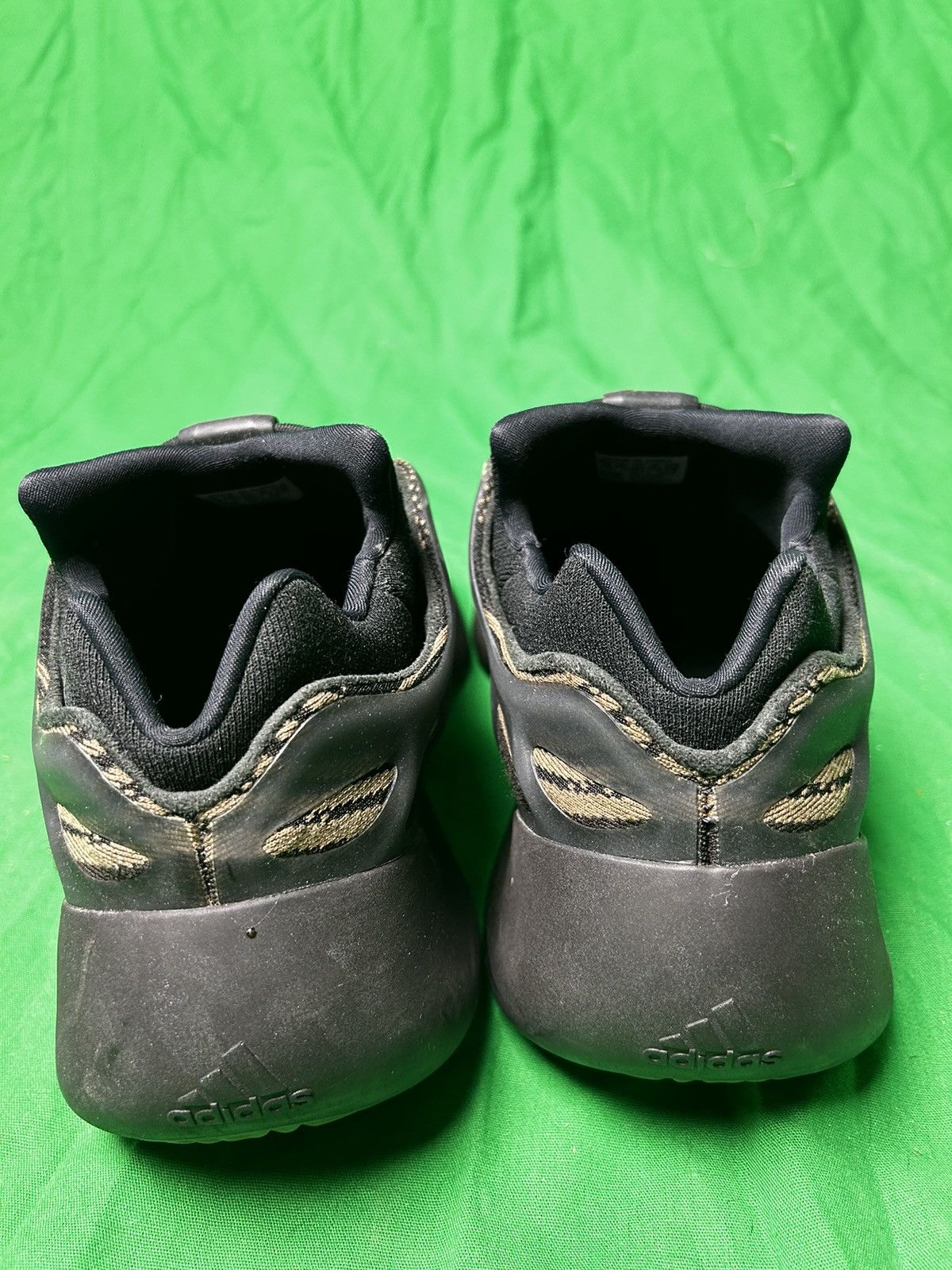 Adidas Yeezy 700 V3 'Dark Glow Size US 12 / EU 45 - 4 Thumbnail