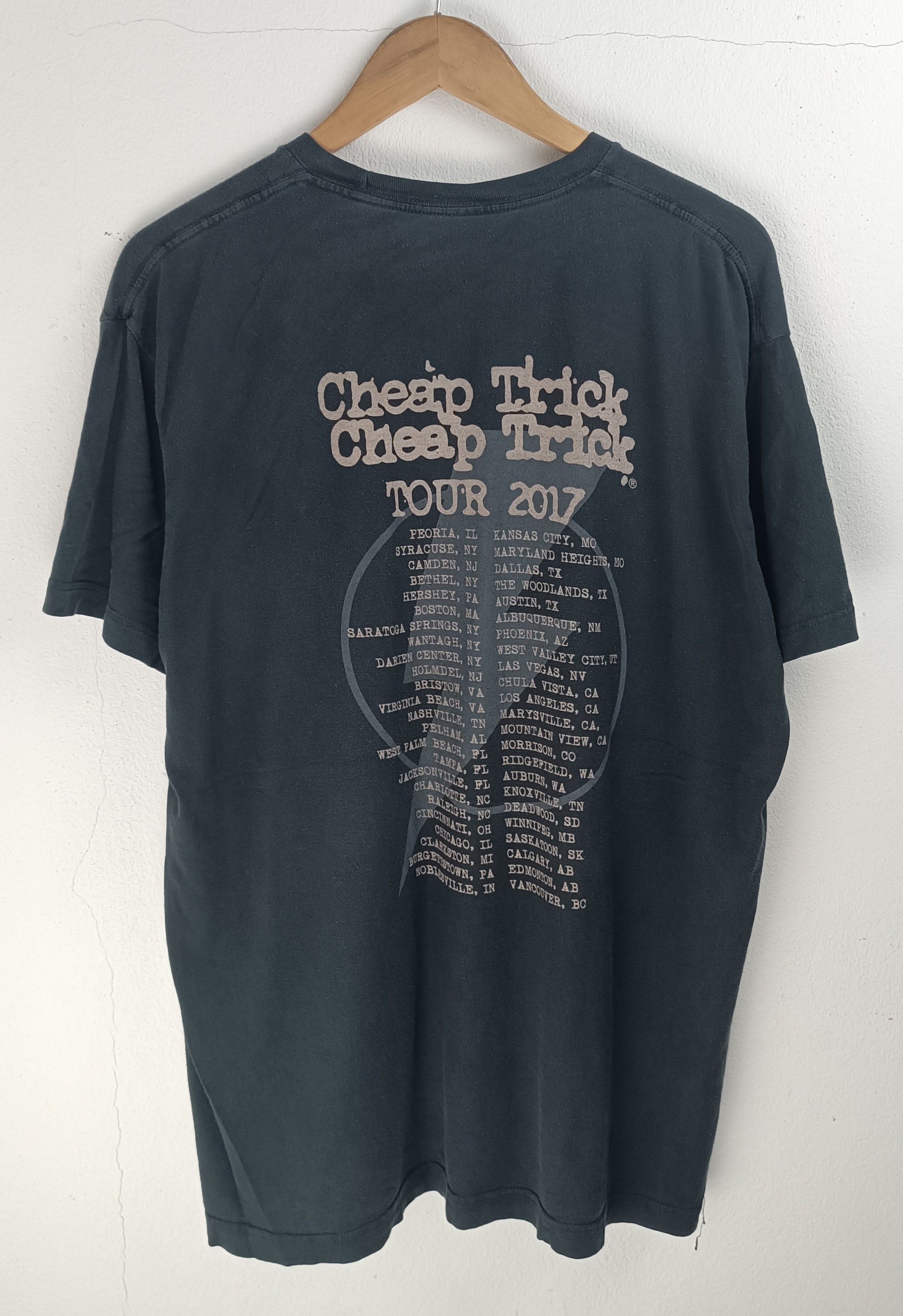 Band Tees VINTAGE '17 CHEAP TRICK TOUR (lynyrd poison styx zz top) Size US XL / EU 56 / 4 - 4 Thumbnail