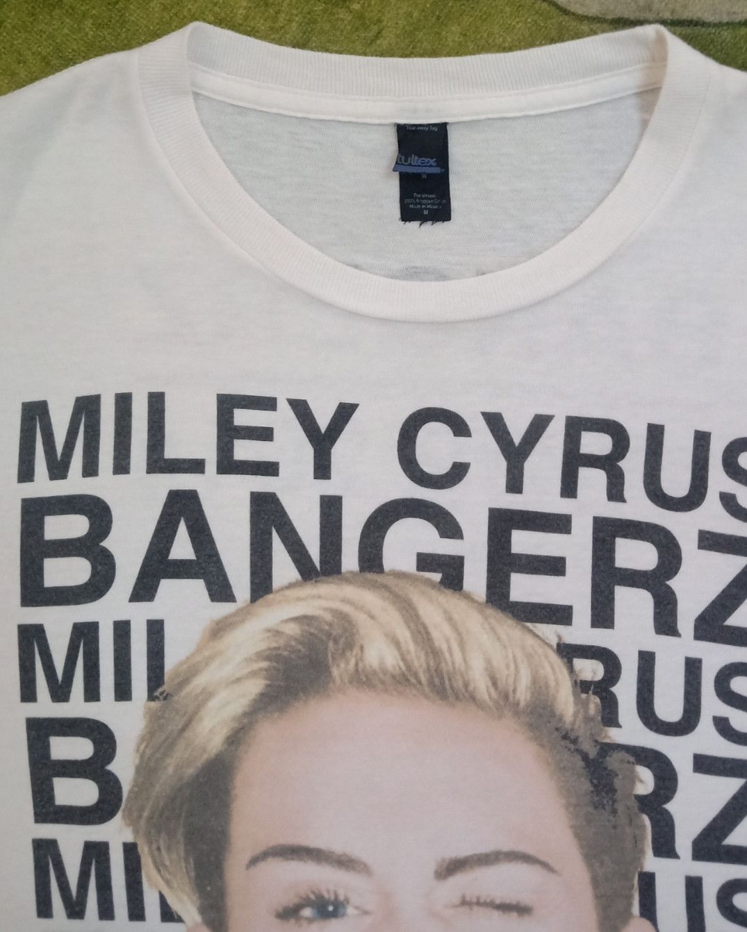 Band Tees Miley Cyrus Bangerz Tour 2014 T-shirt Size US M / EU 48-50 / 2 - 4 Thumbnail
