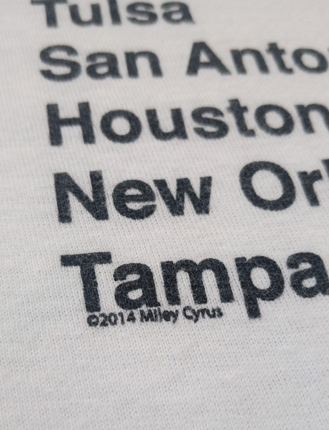 Band Tees Miley Cyrus Bangerz Tour 2014 T-shirt Size US M / EU 48-50 / 2 - 6 Thumbnail