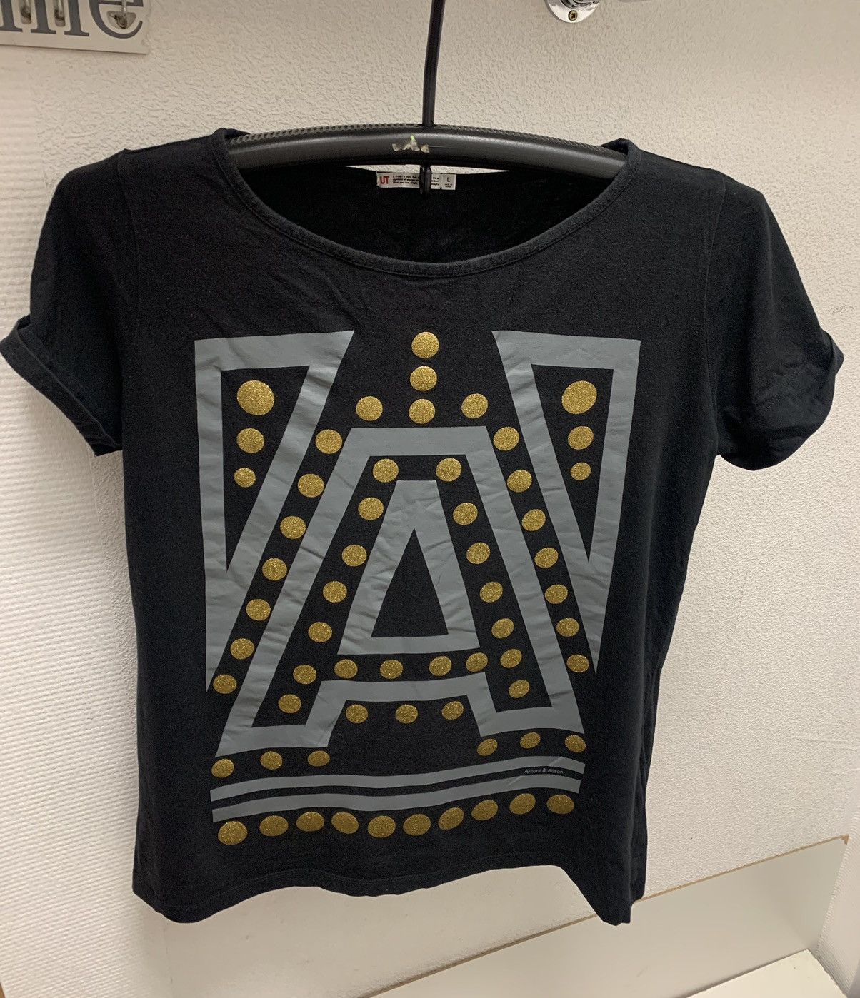 Uniqlo Uniqlo Antoni & Alison big logo t-shirt L size Size US L / EU 52-54 / 3 - 1 Thumbnail