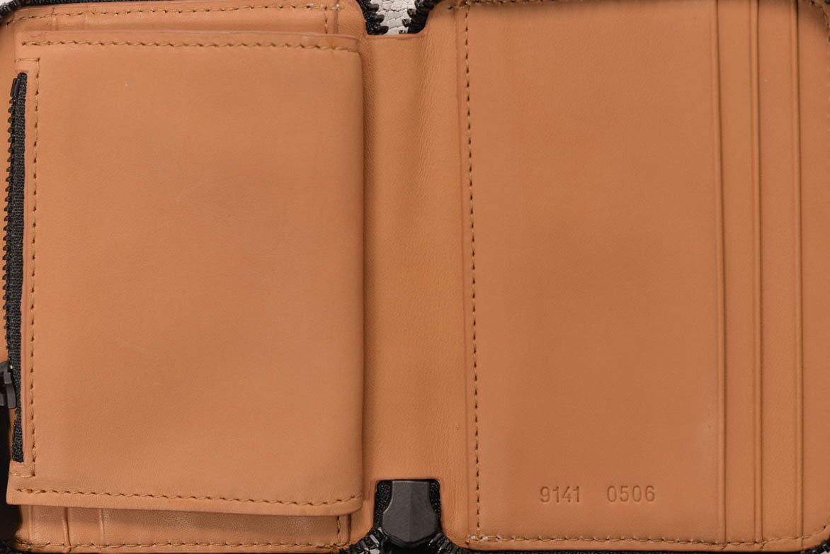 Common Projects COMMON PROJECTS ZIP COIN CASE WHITE CRACKED 9141 0506 Size ONE SIZE - 2 Thumbnail