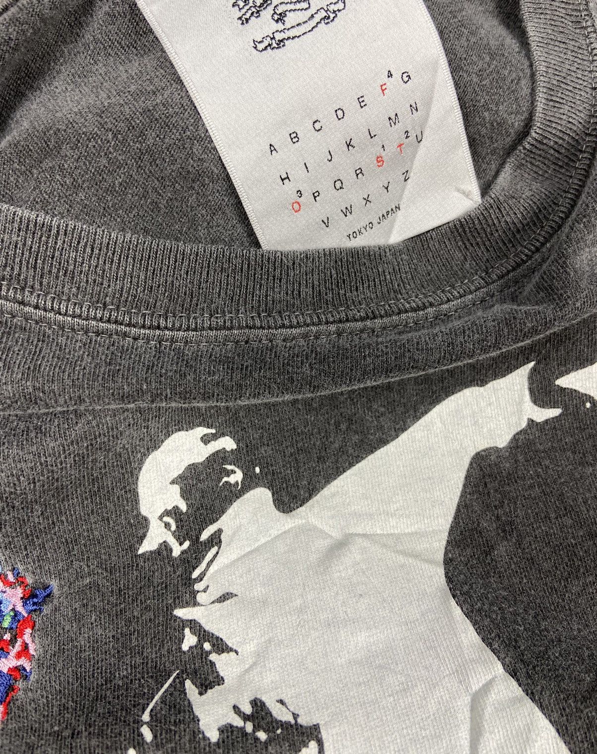 Japanese Brand × Vintage Vintage Banksy”Flower Thrower”Graphic Street Art Tee Size US L / EU 52-54 / 3 - 6 Thumbnail