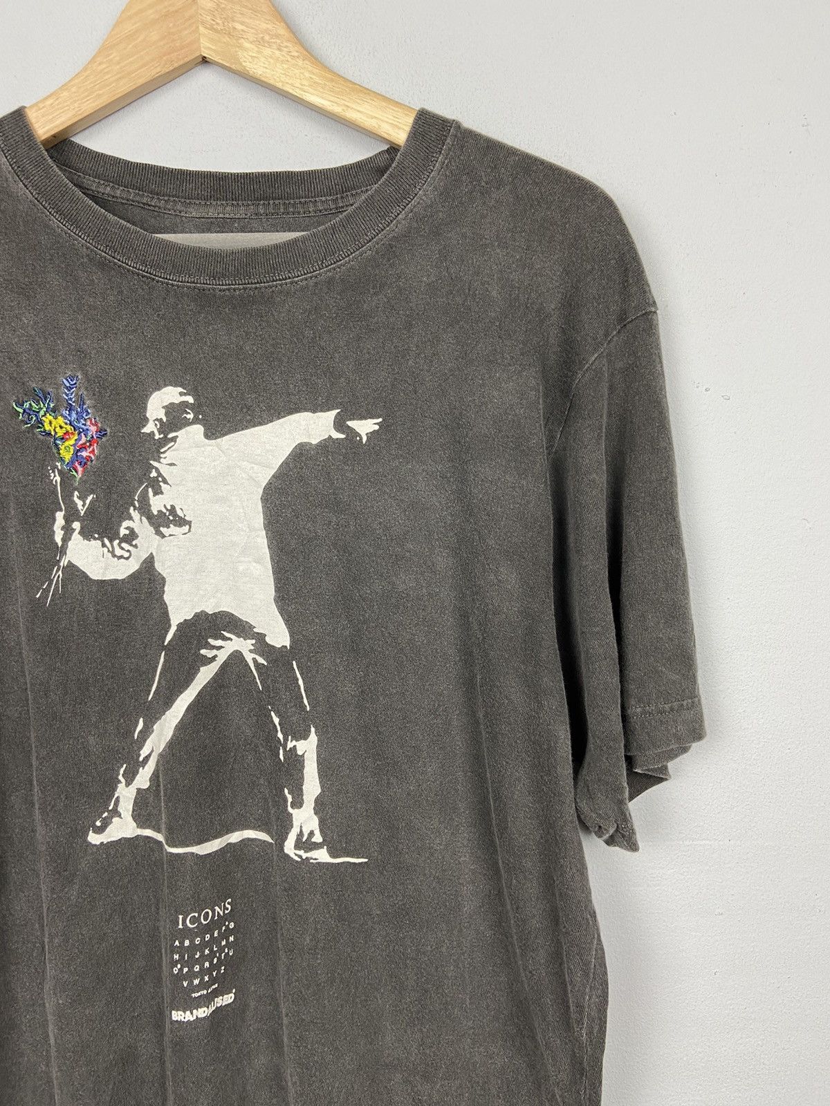Japanese Brand × Vintage Vintage Banksy”Flower Thrower”Graphic Street Art Tee Size US L / EU 52-54 / 3 - 4 Thumbnail