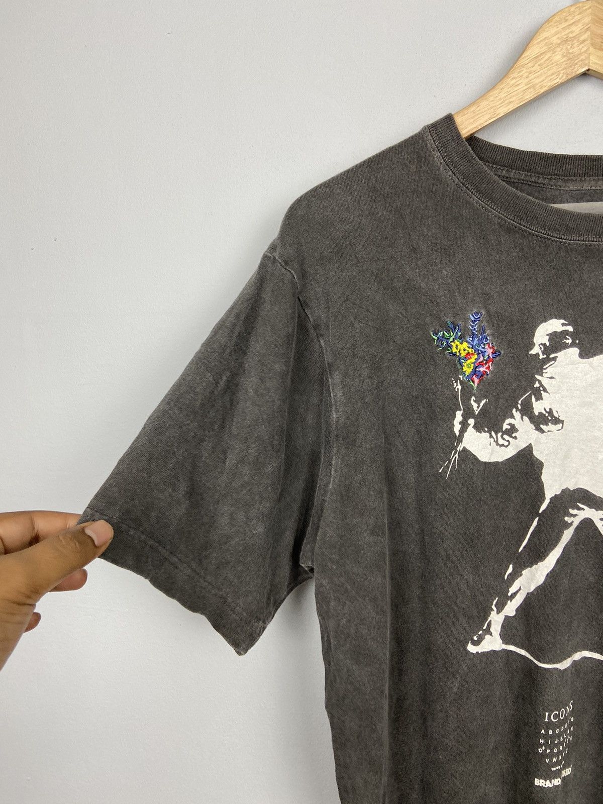 Japanese Brand × Vintage Vintage Banksy”Flower Thrower”Graphic Street Art Tee Size US L / EU 52-54 / 3 - 2 Thumbnail