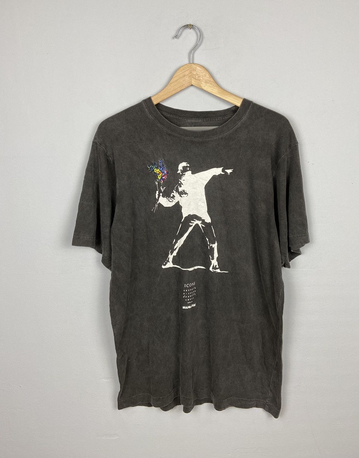 Japanese Brand × Vintage Vintage Banksy”Flower Thrower”Graphic Street Art Tee Size US L / EU 52-54 / 3 - 1 Thumbnail